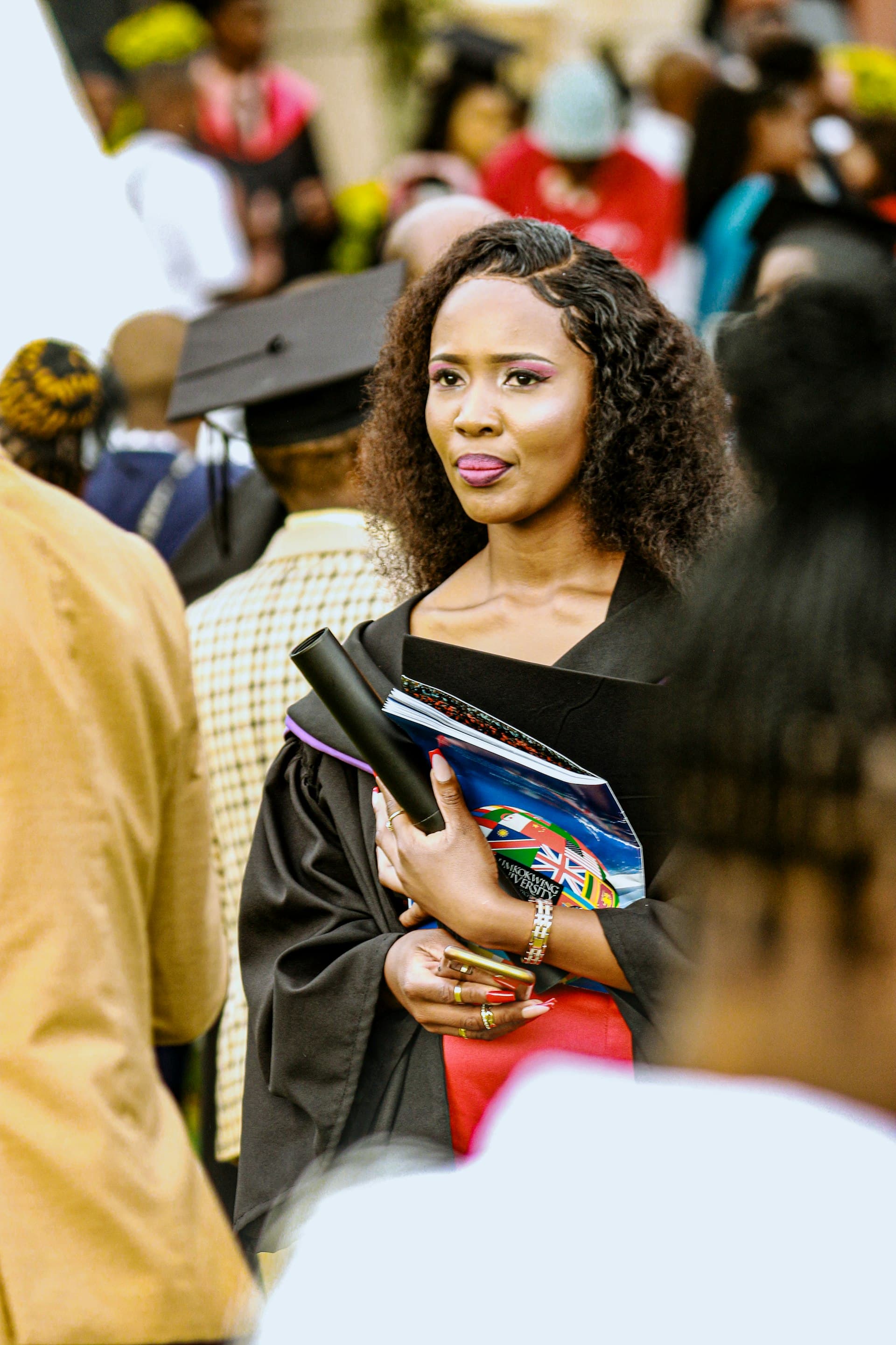 Jeune diplômée africaine lors d'une cérémonie de remise de diplômes